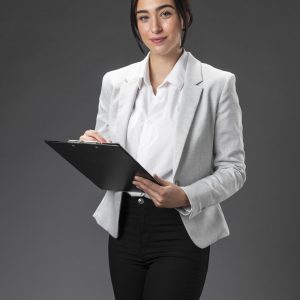 retrato-de-advogado-feminino-em-terno-formal-com-prancheta